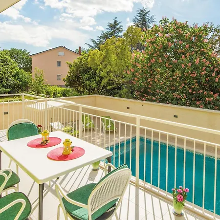 5 Bedroom Awesome In Semesterbostad Pula