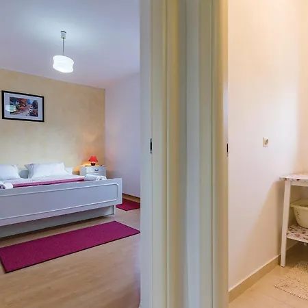 5 Bedroom Awesome In Semesterbostad Pula
