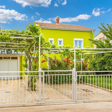 5 Bedroom Awesome In Semesterbostad Pula