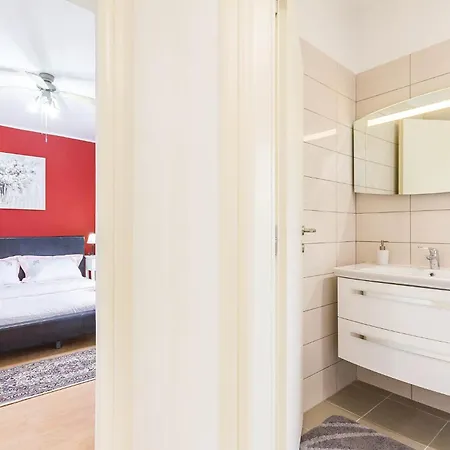 5 Bedroom Awesome In *