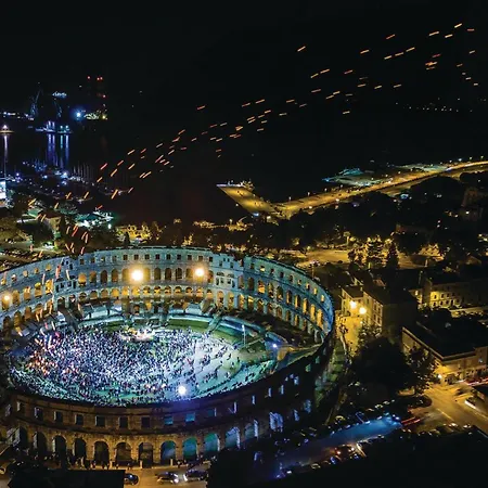 펜션 5 Bedroom Awesome In