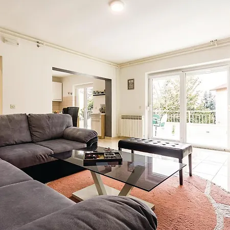 5 Bedroom Awesome In *